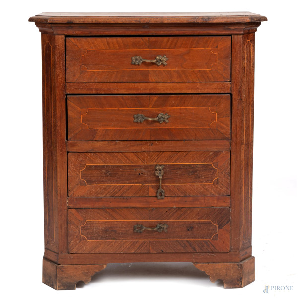 Comodino in noce con piano sagomato e quattro cassetti al fronte, XIX secolo, cm 72x62x30, (segni di usura, scalfiture, fessurazioni, difetti)