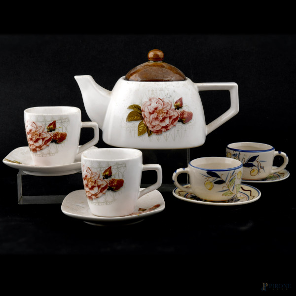 Lotto composto da una teiera e 2 tazze da tè con piattino in ceramica a decorazioni floreali ; 2 tazzine con piattino con profilo blu e decorazioni di limoni, misure massime cm 13x22x9, (usura del tempo)