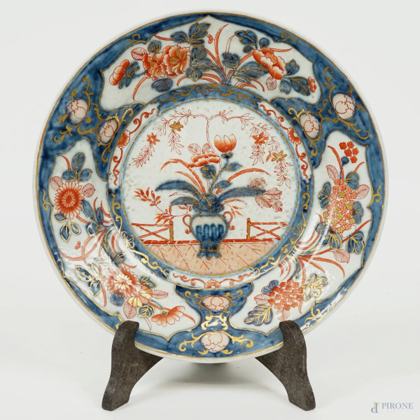 Piatto in porcellana policroma, arte orientale, XX secolo, decori a motivi vegetali e floreali, diam. cm 21,5, (sbeccature).
