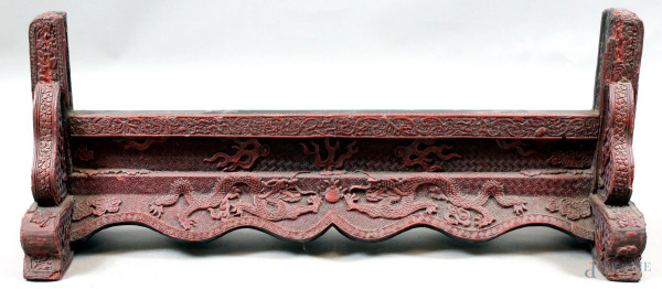 Base in legno con decori in lacca rossa a soggetto di draghi, Cina, epoca Ming, altezza cm 26x66x20 (difetti)