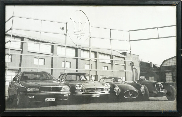 Fotografia d'epoca raffigurante automobili Maserati, cm 25x41,5, XX secolo, entro cornice.