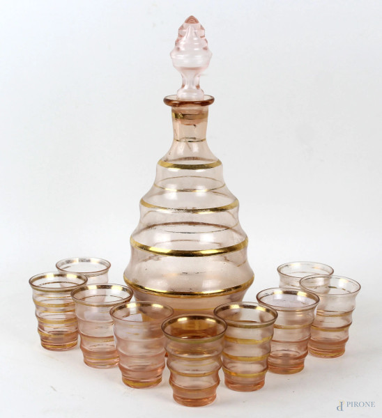 Servizio da liquore art déco in vetro rosa con finiture dorate, composto da una bottiglia e nove bicchierini, cm h 24,5, (difetti).