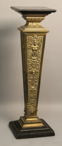 Colonna in legno rivestita in ottone sbalzato, XIX sec, h.104x30x30 cm.
