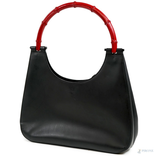 Borsa Gucci Bamboo in pelle nera con manico di colore rosso, cm 38,5x33x8 (segni di usura)