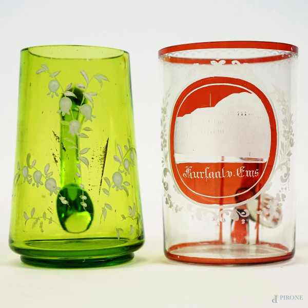 Due piccoli boccali in vetro trasparente rosso e verde, alt. max cm 10, XX secolo, (segni del tempo).