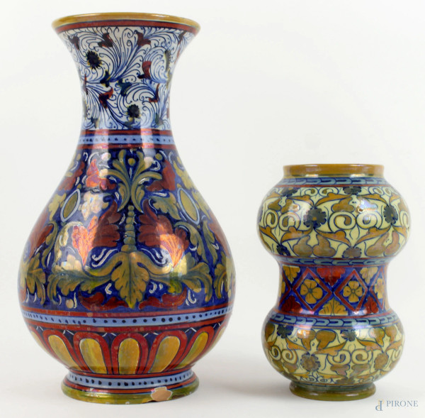 Lotto di due vasetti in ceramica a lustro, dipinti con motivi vegetali e floreali nei toni del blu, rosso ed ocra, altezza max cm 25, (difetti)