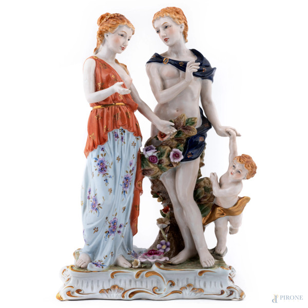 Gruppo in porcellana dipinta in policromia raffigurante giovani amanti con putto, XX secolo, altezza cm 37 (segni di usura, restauri)