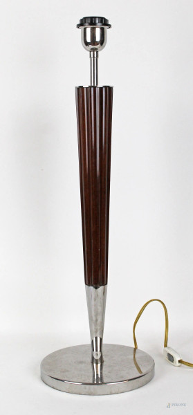 Lampada da tavolo in acciaio con fusto scanalato in legno, base circolare, altezza cm 61, XX secolo