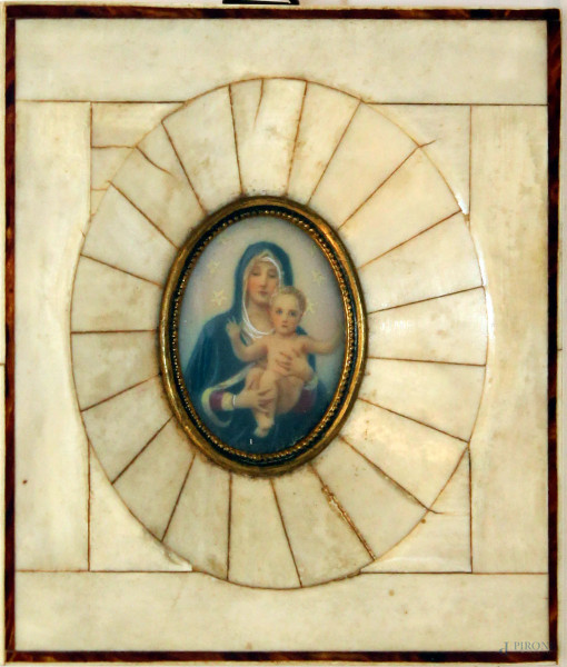 Miniatura raffigurante Madonna con Bambino, dipinto su avorio, cm 4x3 ad assetto ovale in cornice, fine XIX sec.