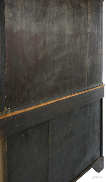 Credenza con vetrina in stile Boulle, in legno ebanizzato con intarsi in metallo dorato, cm h 224...