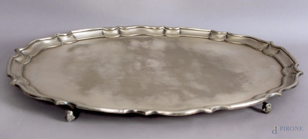 Vassoio di linea ovale centinata in metallo argentato, poggiante su quattro piedini, primi &#39;900, misure 57x42 cm.