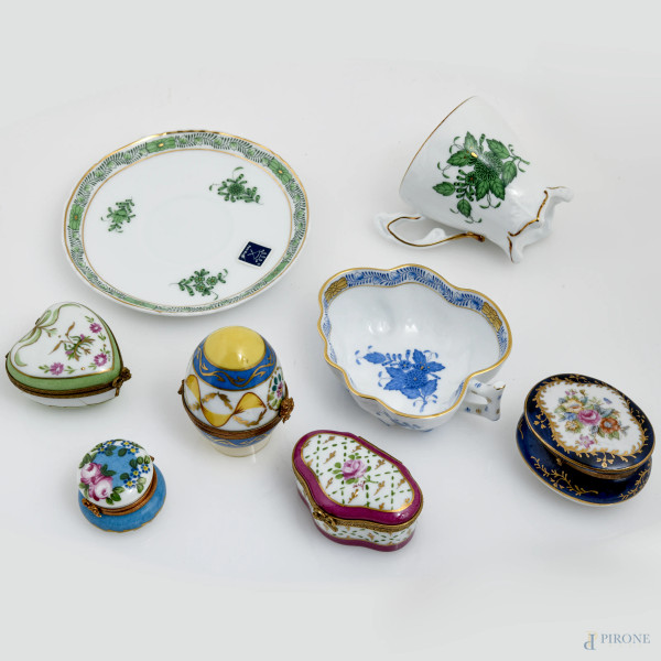 Lotto di porcellane di varia foggia e manifattura, XX secolo, misure massime cm 7x13, (lievi segni di usura del tempo)