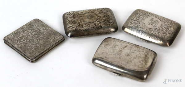 Lotto di tre portasigarette e uno specchietto in argento, particolari incisi, peso netto gr. 175, (difetti e ammaccature)