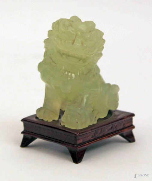 Cane di fo, scultura in giada poggiante su base in legno, h. cm 6.