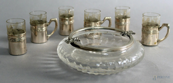 Lotto composto da un posacenere in cristallo e sei bicchierini con finiture in argento.
