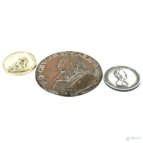 Lotto composto da 2 medaglie commemorative per Livia Doria Carafa in argento del 1784, diametro cm 7,4 circa, ed una medaglia di Gregorio Carafa in bronzo, diametro cm 13,5