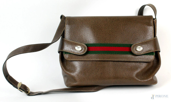 Gucci, borsa a tracolla anni '70, in pelle color marrone, cm 20x30x12, n. di serie 01204485, (segni di utilizzo).