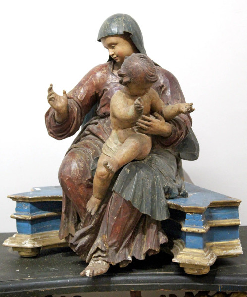 Madonna con bambinello, scultura in legno policromo poggiante su mensola laccata, Scuola napoletana, XVIII sec., cm 76 x 45 x 45.