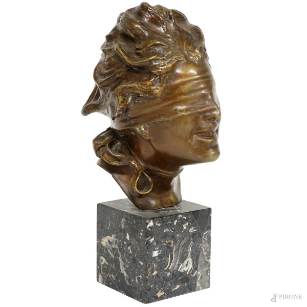 Scultura in bronzo dorata rappresentante la Fortuna, piedistallo in marmo, firmata Aurisicchio, altezza cm 30,5