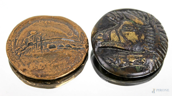 Lotto di due medaglie in bronzo, diametro max cm 6,5