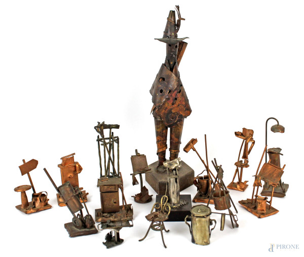 Lotto composto da sedici oggetti in rame e metallo argentato, altezza max cm. 31, XX secolo.