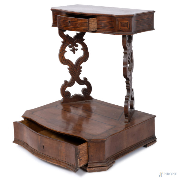 Inginocchiatoio in legno intarsiato in varie essenze e filettature in bosso. Gambe riccamente int...