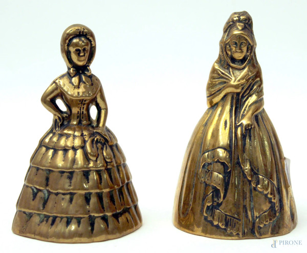 Lotto composto da due campanelle in bronzo a forma di dame, H 11 cm.