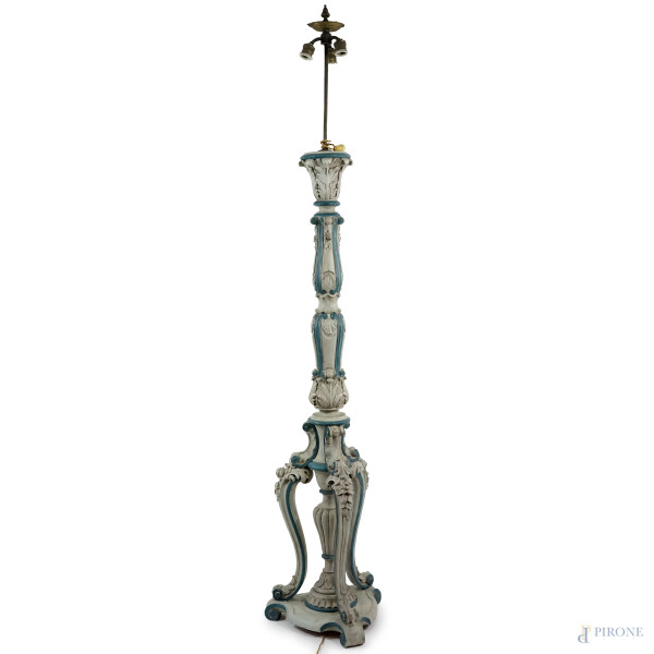 Lampada da terra in legno intagliato e laccato, fusto tornito a doppio balaustro sostenuto da tre gambe mosse poggianti su base traingolare, metà del XX secolo, cm h 190 , (difetti)