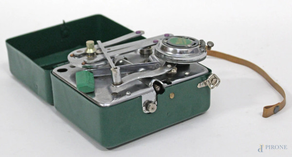 Grammofono a manovella da viaggio in metallo verde, cm 10 x 12 x 16, funzionante.