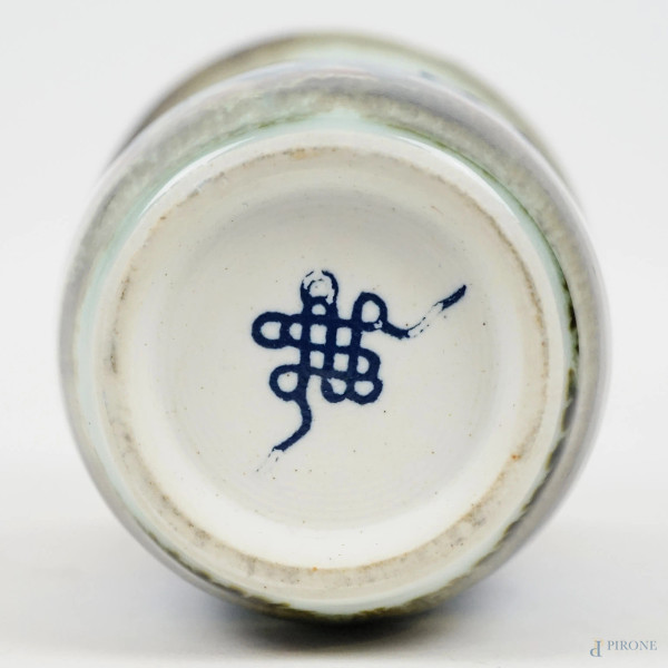 Lotto di quattro oggetti diversi, composto da due vasetti, una scultura ed un piatto in maiolica ...