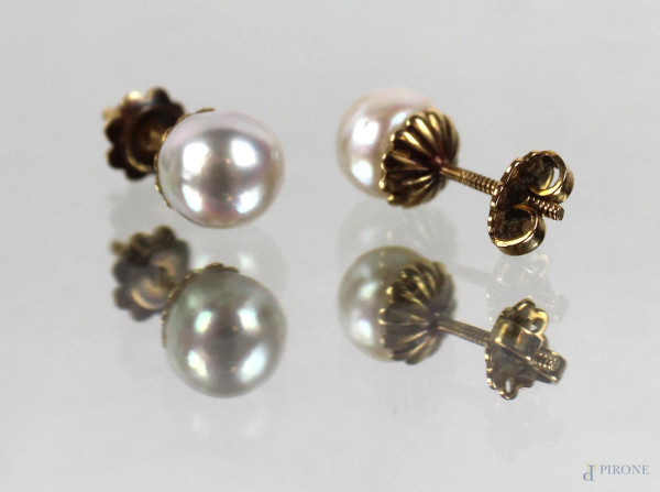 Coppia di orecchini in oro 18 kt con perle, gr. 3,2
