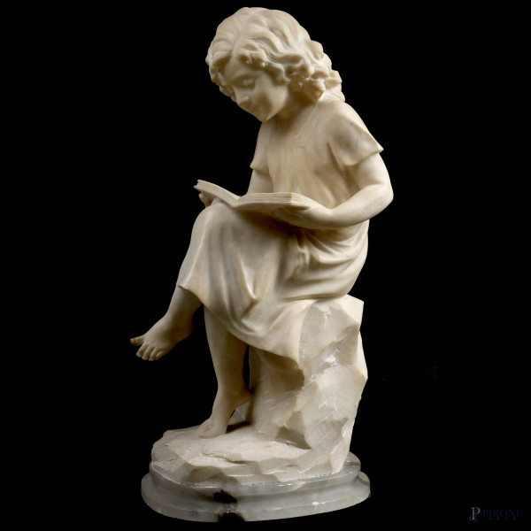 Scultura in marmo raffigurante una bambina in lettura, base in onice, firmata, altezza cm 50