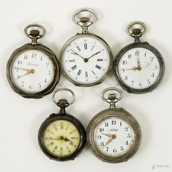 Lotto di cinque orologi da tasca, con casse in argento e metallo argentato, manifatture diverse, XIX secolo, diam max cm 3,5, (difetti, meccanismi da revisioanre)