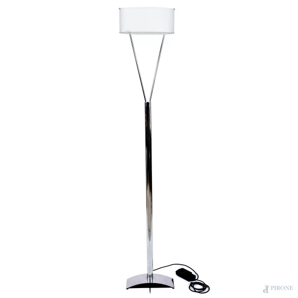 Lampada da terra con struttura in metallo cromato e diffusore in vetro opaco, XX secolo, altezza cm 179, (segni di usura, difetti, da revisionare)