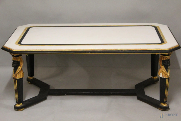 Tavolinetto da salotto di linea rettangolare, piano in marmo, base in legno ebanizzato con colonne intagliate a soggetto di volti, particolari dorati, h 50x125x70
