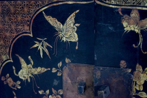 Piccola credenza di forma parallelepipeda in legno laccato nero e dipinto a dorature in rosso fer...