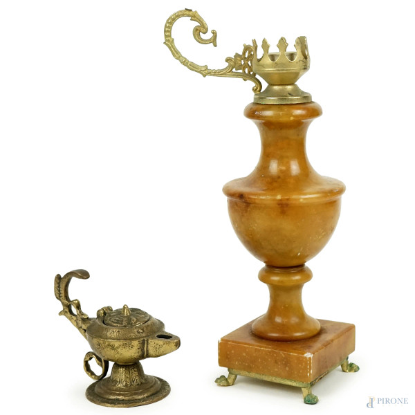 Lotto composto da due lampade in materiali diversi, altezza max cm 21, XX secolo, (difetti)