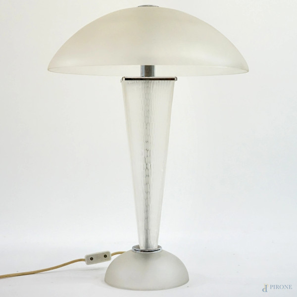 Gino Cenedese (1907-1973), lampada da tavolo anni '70 in vetro satinato di Murano, fusto ad obelisco rovesciato, cappello recante firma incussa del mastro vetraio, cm h 57. 