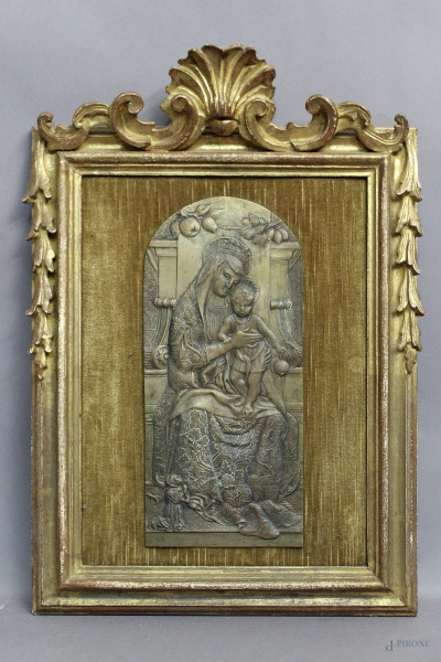 Madonna con bambino, lastra in bronzo casellare, H 55 cm, XIX sec., entro cornice.