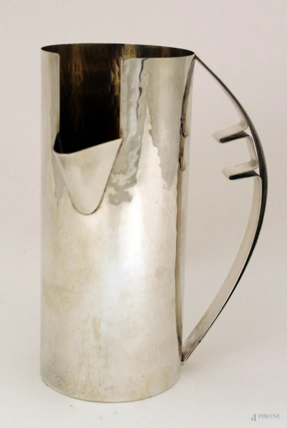 Carlo Scarpa, versatoio in argento con interno a vermaille, h. 22, gr. 580.