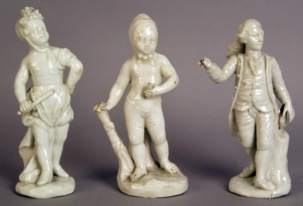 Lotto di tre statuine in porcellana bianca di cui due marcate vecchia Vienna  H. max. 12cm. (difetti) XIX sec.