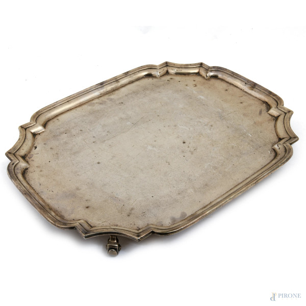 Vassoio in argento inglese poggiante su quattro piedini a ricciolo, XX secolo, cm 3,5x40,5x32, peso gr 1400