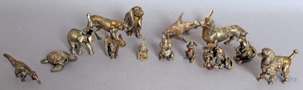 Lotto composto da quattordici miniature in argento a forma di animali, misure max. altezza 5,5 cm, gr. 970.