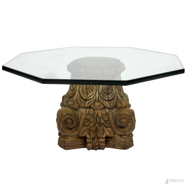 Basso tavolo con piano ottagonale in cristallo su capitello in legno, XX Secolo, cm 34x70x70, (segni di usura, graffi, scalfiture)