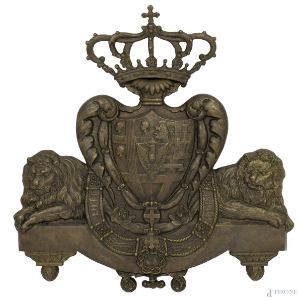 Stemma araldico in bronzo composto da due elementi, XX secolo, misure complessive cm 58x56, (lievi segni di usura)