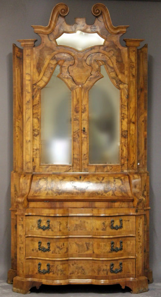 Trumeau in noce e radica, parte inferiore a tre cassetti ed uno sportello a calatoia con cassettini e vuoti all'interno, parte superiore a due sportelli a vetri, XIX sec, h. 240x120x55