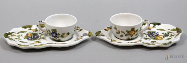Coppia di tazze da thè in ceramica Guerrieri, con piattini di forma mistilinea, decori policromi a motivi floreali, Murano, XX secolo.