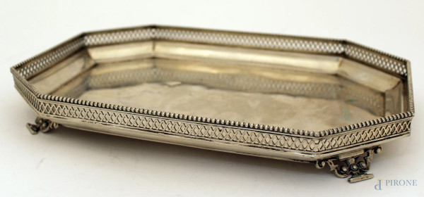 Vassoio di linea ottagonale in argento con bordo traforato, cm 29 x 20, gr. 540.