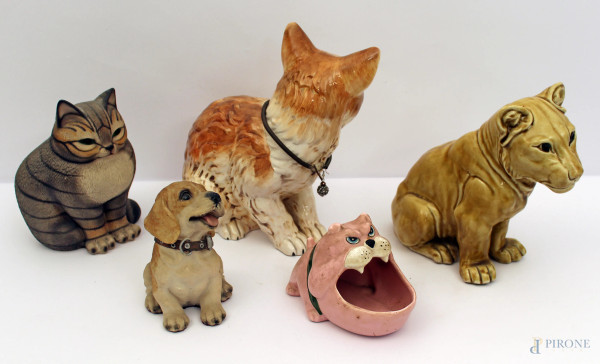 Lotto di cinque sculture a soggetti di animali in materiali diversi. 