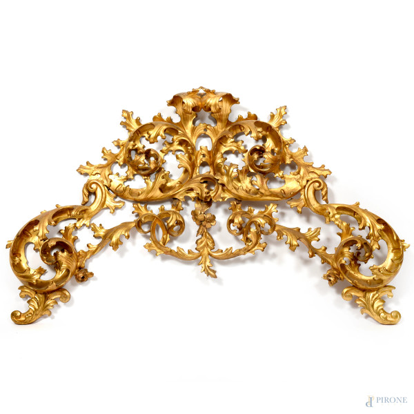 Fregio decorativo in legno intagliato e dorato, XIX secolo, cm 87x165 circa, (cadute di doratura, fori di tarlo, scalfiture, mancanze)